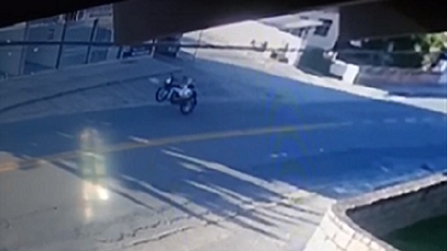 [動画0:19]ゴミ収集車がひっかけたワイヤーでバイクが事故・・・！