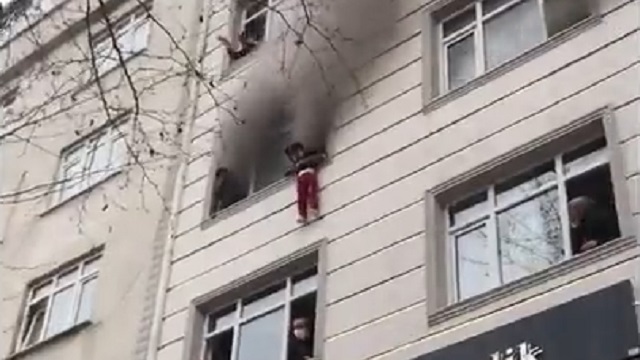 [動画0:33]トルコ人の母親、火事から守るため3階から子供を落とす
