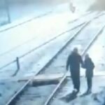 [動画0:29]近道のために線路を歩く親子、列車にはねられる・・・！
