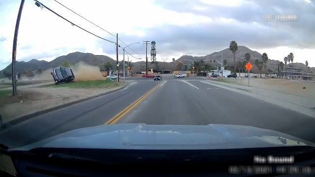 [動画0:36]信号で止まりたくなかった車、ショートカットして制御を失う