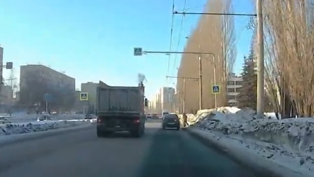 [動画0:23]横断歩道で停止した車、歩行者をはね飛ばす