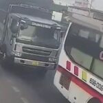 [動画0:33]トラックに倒されるバイクの親子・・・！トラックのタイヤが迫る・・・