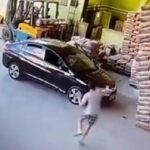 [動画0:18]ブラジル人、倒れたセメントに車を潰される