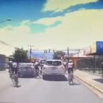 [動画0:33]サイクリストと口論になった女、車で轢いちゃう