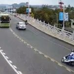 [動画1:03]二人乗りスクーターがスリップダウン転倒・・・！バスと衝突・・・