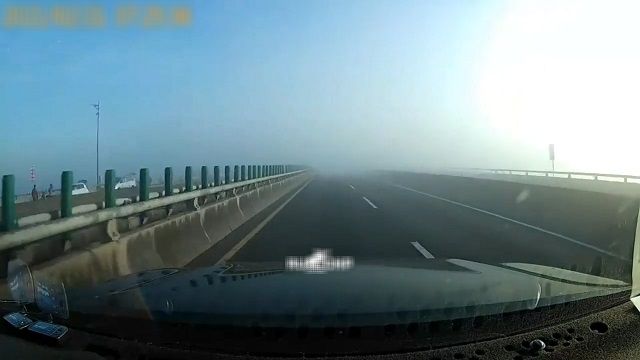 [動画0:29]台湾の高速道路での玉突き事故の映像が怖すぎる