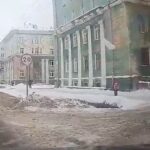 [動画0:14]軒下を歩く女の子、雪の塊が落下・・・！