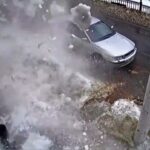 [動画0:18]幸運な女性、二台の車は落雪被害に・・・