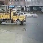 [動画0:55]2台のバイク、制御を失った車に次々にはね飛ばされる