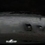 [動画0:49]屋根から滝のような落雪・・・、車が埋まる