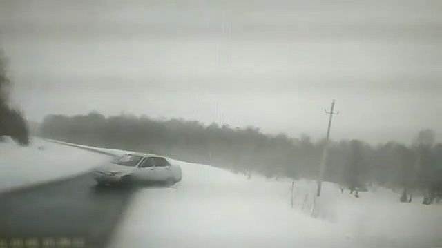 [動画0:08]雪道カーブで制御を失った車が突っ込んでくる瞬間