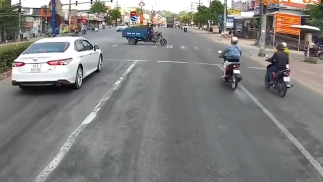 [動画0:20]赤信号に突っ込むバイク、三輪トラックに激突・・・！