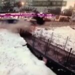 [動画0:18]コントロールを失った韓国車、バス停の人たちをはね飛ばす