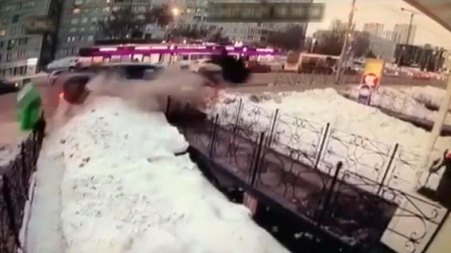 [動画0:18]コントロールを失った韓国車、バス停の人たちをはね飛ばす