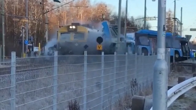 [動画1:50]バスが踏切で立ち往生・・・！列車が激しく衝突・・・！