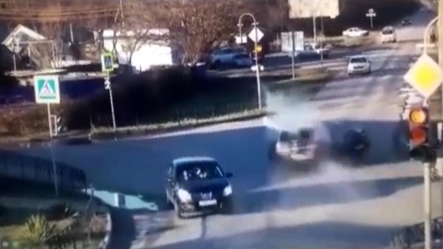 [動画0:10]飲酒運転の警察官、二人が亡くなる事故を起こす