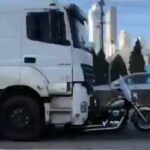 [動画2:25]バイクと事故を起こしたトラック、そのまま32km走り続ける