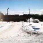 [動画0:20]踏切で貨物列車と車が激しく衝突・・・！死亡事故の瞬間