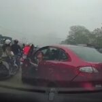 [動画0:30]通勤ラッシュの中、女性の運転する車が暴走・・・！