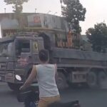 [動画1:11]ダンプトラック、バイクを踏み潰して右折してしまう