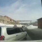 [動画0:44]女性運転手、強引に追越をして雪山に突っ込む