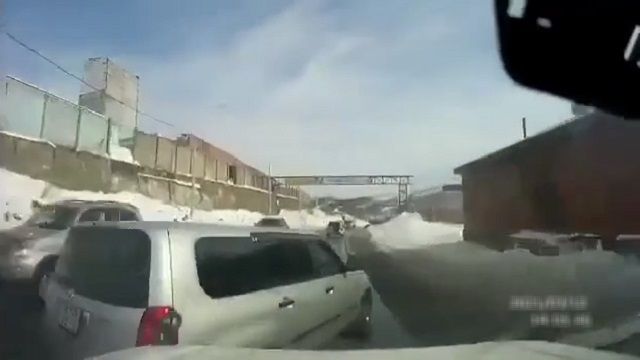 [動画0:44]女性運転手、強引に追越をして雪山に突っ込む