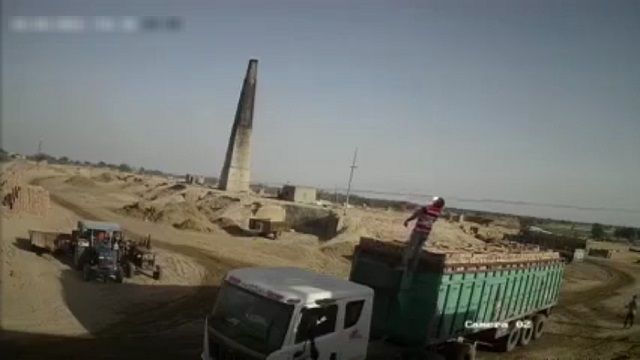 [動画1:03]トラックの荷台にのぼる男、電線に頭が触れて感電