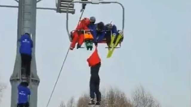 [動画0:50]スキーリフトから宙吊りの中国人、転落する