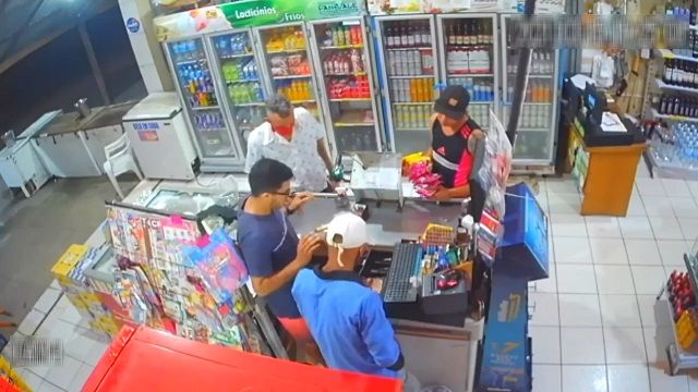 [動画1:52]小さな店のオーナー、強盗に躊躇なく発砲！撃退する