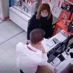 [動画0:49]携帯ショップを訪れた女、買うふりをしてスタンガンで攻撃