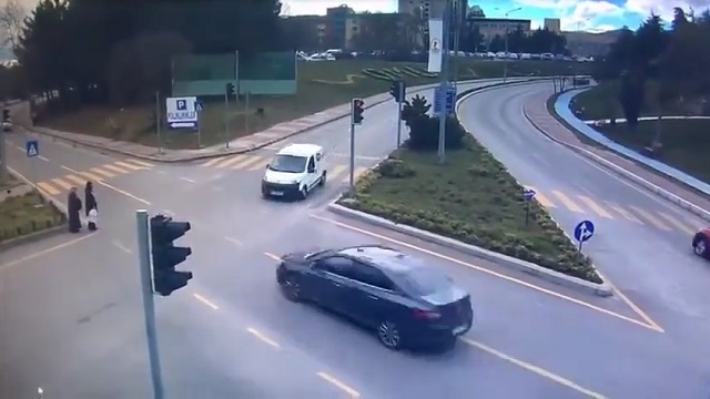 [動画0:30]まるでキャノンショット・・・、歩行者が交差点事故に巻き込まれ死亡