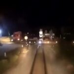 [動画0:20]またしてもベトナムで列車事故！踏切を渡るトレーラーと列車が衝突・・・！