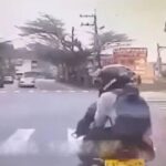 [動画0:21]バイクに二人乗りをする台湾人、彼女を捨てて発進する