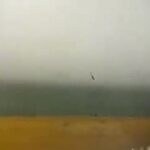 [動画0:04]中国のヘリコプター、観光客を乗せて墜落・・・