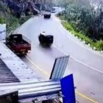 [動画0:43]バスが崖から転落・・・！死傷者多数の大惨事に・・・