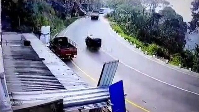 [動画0:43]バスが崖から転落・・・！死傷者多数の大惨事に・・・