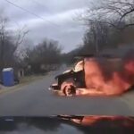 [動画0:47]まるで映画のワンシーン！炎に包まれたトラック