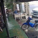 [動画0:30]ピックアップトラックが制御不能に・・・！バイク修理店に突っ込む・・・
