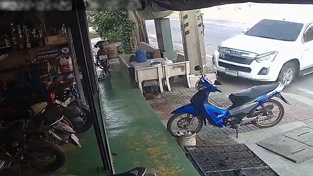 [動画0:30]ピックアップトラックが制御不能に・・・！バイク修理店に突っ込む・・・