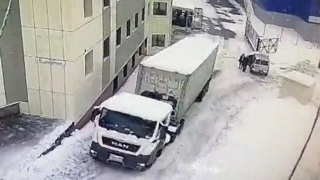 [動画0:49]コンテナトラック、凍結した坂を上がれずSUVを潰す