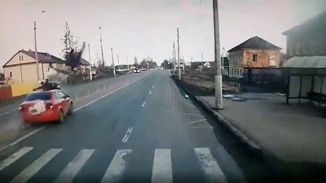 [動画0:35]横断歩道を渡る2人の女の子、はね飛ばされる・・・