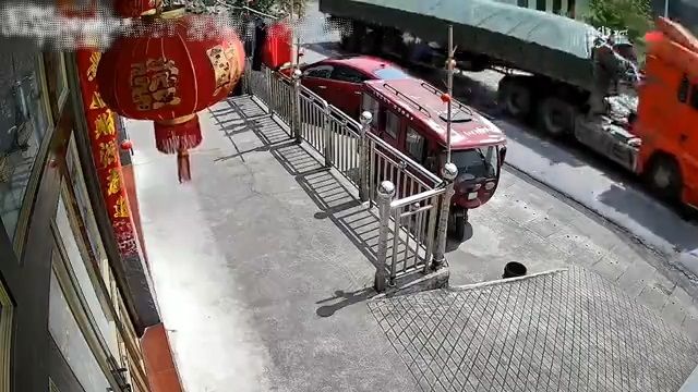 [動画0:30]バスとトラックが衝突・・・、運転手が投げ出される瞬間