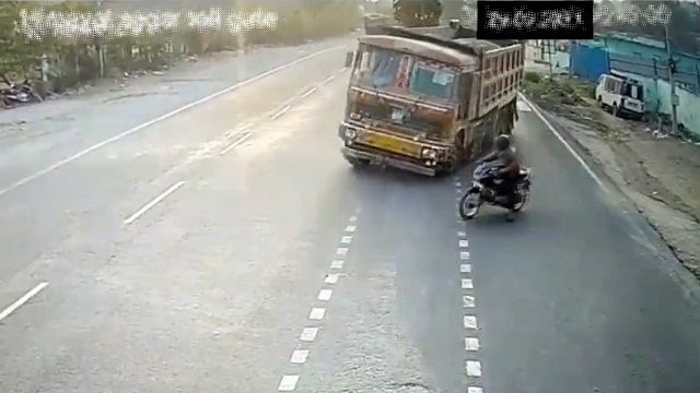 [動画0:48]道路に飛び出したバイク、大事故を引き起こす