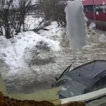[動画0:54]3月も終わるというのに落雪が直撃してしまう不幸な車