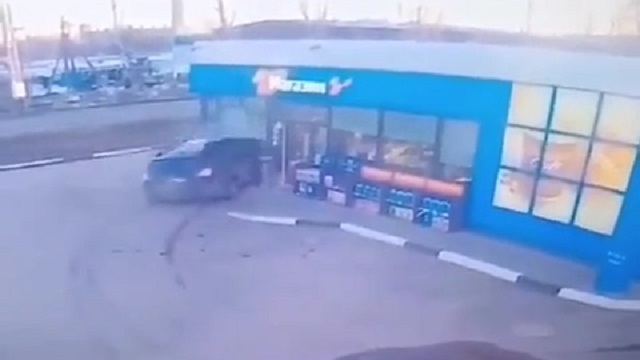 [動画0:10]アクセルとブレーキの踏み間違い？車が店に突っ込む