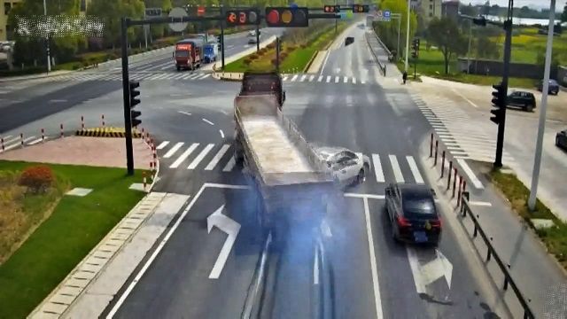 [動画0:36]信号で停止した車、後続のトレーラーに弾き飛ばされる