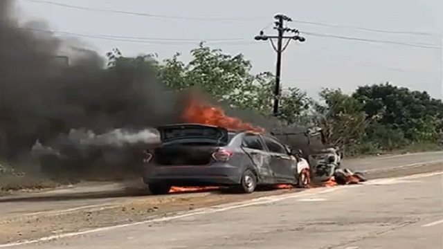 [動画1:26]オート・リクシャーと車が衝突・・・！爆発炎上する瞬間・・・