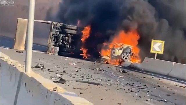 [動画1:26]高速道路を逆走する女性・・・！トラックと正面衝突して炎上・・・