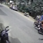 [動画0:26]Uターンするバイクに猛スピードのバイクが激しく衝突・・・！