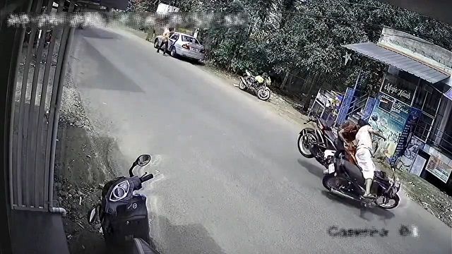 [動画0:26]Uターンするバイクに猛スピードのバイクが激しく衝突・・・！